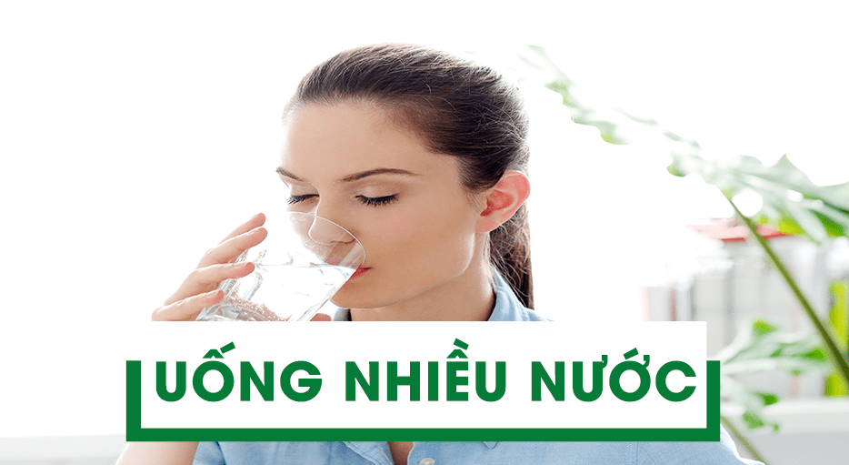 Sau khi nâng mũi nên uống nhiều nước để giảm sưng